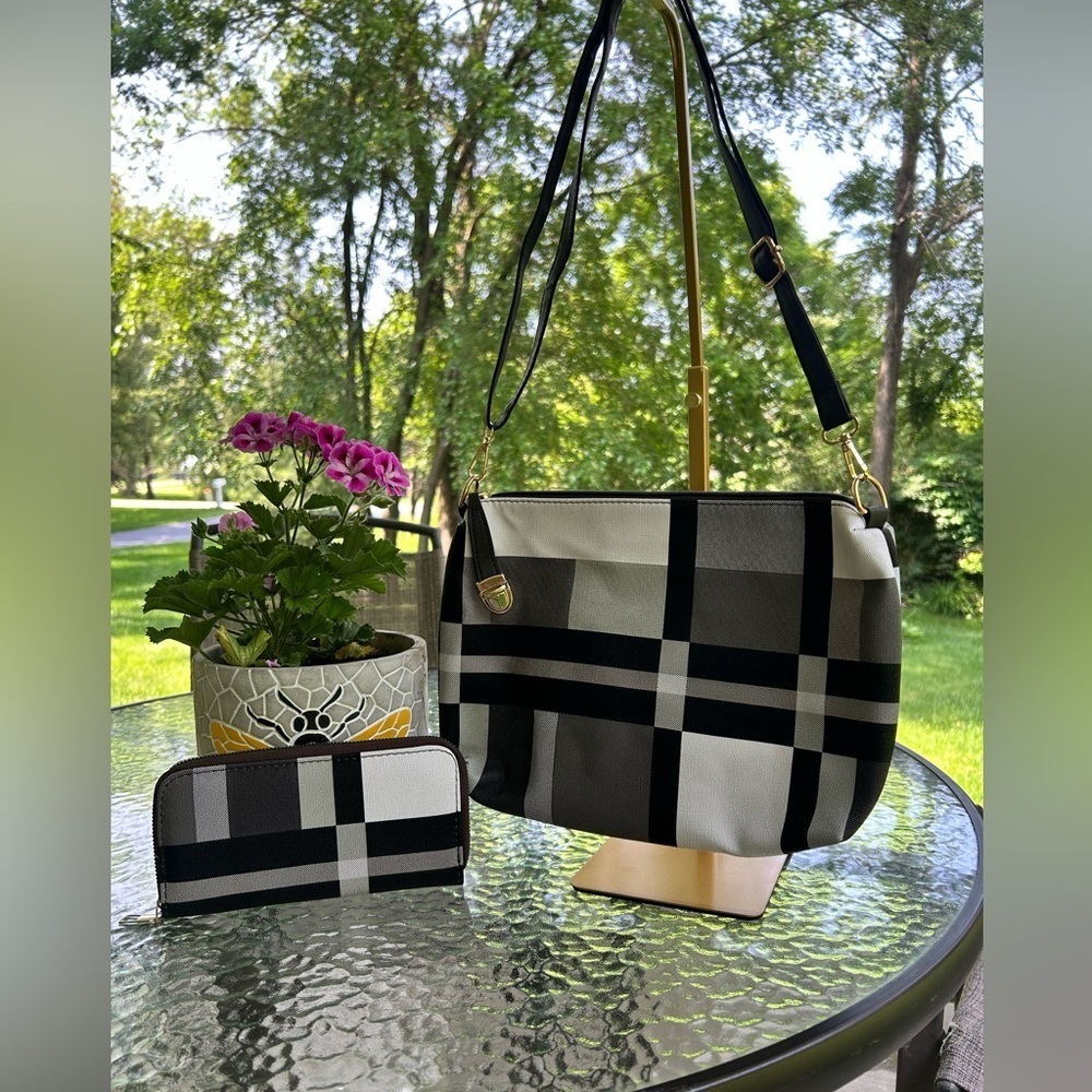 ☀️Black and White Geometric Crossbody Bag- and Wallet.